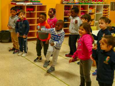 Andiamo a visitare le classi. In una ci accolgono sorridenti 13 bambini...